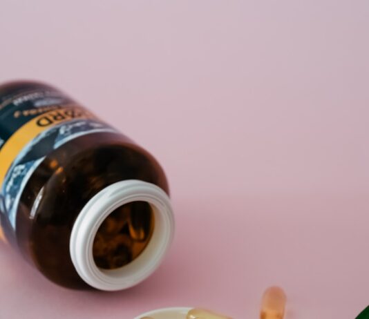 ‘똑똑한 영양 관리’…최근 트렌드 따라 실생활에서 쉽게 실천하는 방법은? a bottle of pills sitting on top of a table