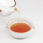 “뇌건강, 일상 속 작은 변화로 지키기…걷기부터 ‘두뇌 취미’까지” tea pours into white teacup
